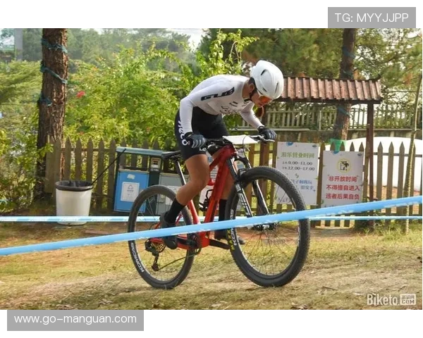 广州车迷节千里达双人速降赛开赛，青年与青少年组同场竞技