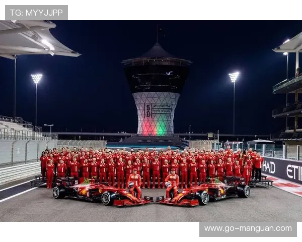 汉密尔顿与勒克莱尔在法拉利车房首次以队友身份共同分析测试数据 汉密尔顿与勒克莱尔在法拉利车房首次以队友身份共同分析测试数据